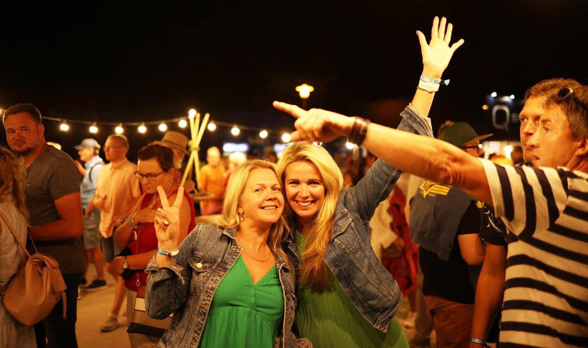 HEAS HOOS on festivali fännid Age Viimsalu ja Kaili Kukumägi. Lisaks kontsertidele oli publikul võimalus lüüa kaasa festivali töötubades, viktoriinidel, öistel bluusijämmidel ja heategevuslikul pokkeriturniiril.