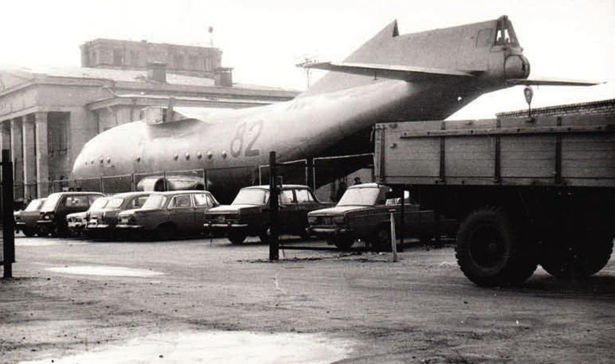 Fotomälestus 1989. aastast. Tiibadeta AN 12 Tallinna lennujaamas enne transportimist Keilasse.
