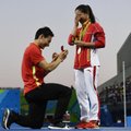 VIDEO: Üliarmas või kohmetu? Hiina vettehüppaja palus hõbeda võitnud tüdruksõbra kätt olümpiapoodiumil