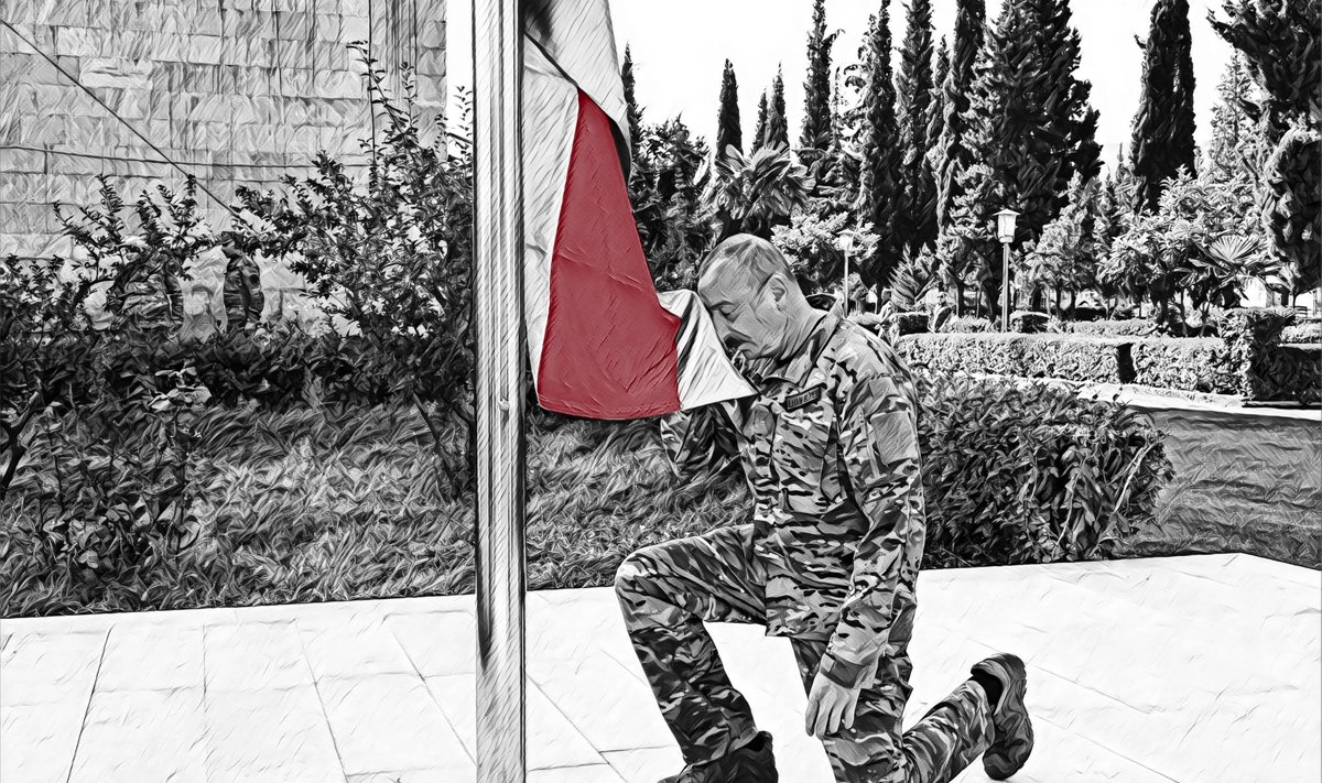 Võidukas Ilham Alijev suudleb Aserbaidžaani lippu Mägi-Karabahhi linnas Aghdaras, mida veel septembris kutsuti armeeniapäraselt Martakertiks.