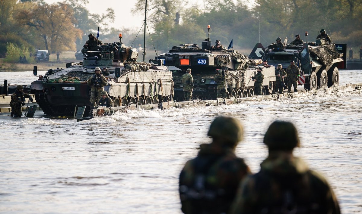 Saksa sõjavägi harjutab NATO ühisõppuste tarbeks Elbe jõe ületamist.