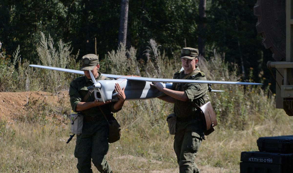 Vene sõdurid drooniga, mida kasutatakse elektrooniliste signaalide segamiseks. Elektroonilise sõja harjutamisele pannakse tänavu suurt rõhku.