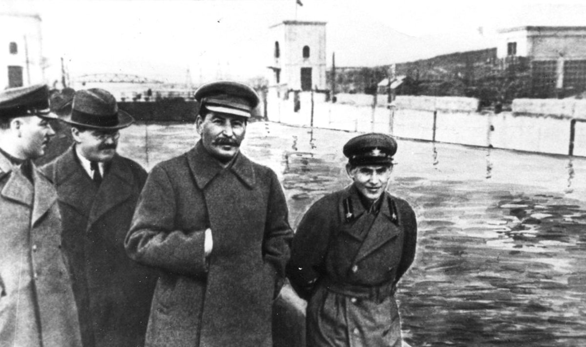Stalin inspekteerib koos oma lähemate kaasvõitlejate Ježovi,  Molotovi ja  Vorošiloviga Valge mere kanalit. Pärast Ježovi hukkamist 1940 eemaldati ta fotolt.