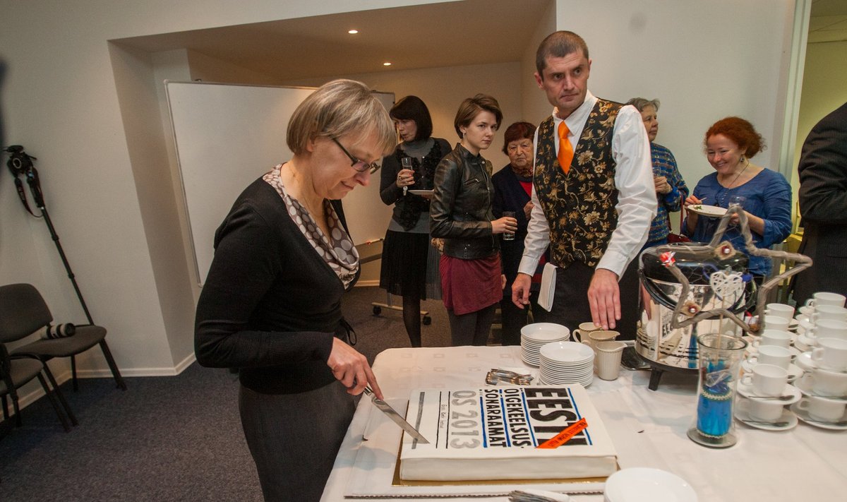 ÕSi toimetaja Maire Raadik lõikab sõnaraamatu esitlusel torti lahti 