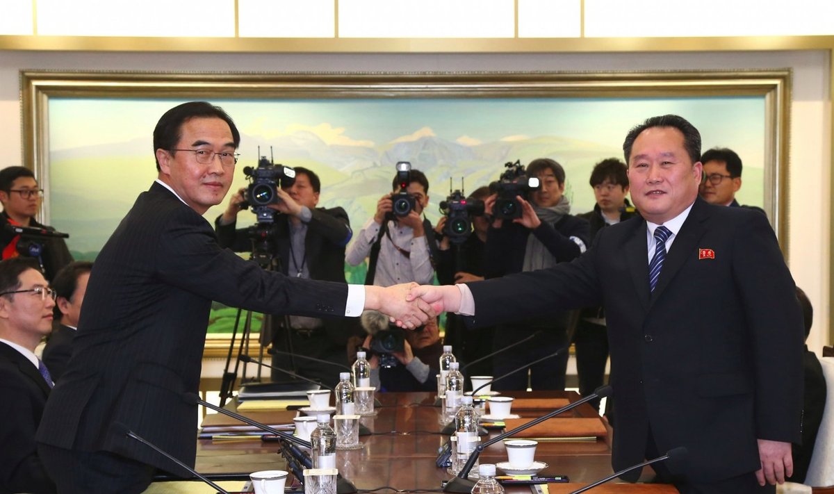 Lõuna-Korea ühinemisminister Cho Myoung-gyon (vasakul) ja Põhja-Korea peadelegaat  Ri Son-Gwon suruvad kätt Panmunjoni kõnelustel. (Foto: AFP)