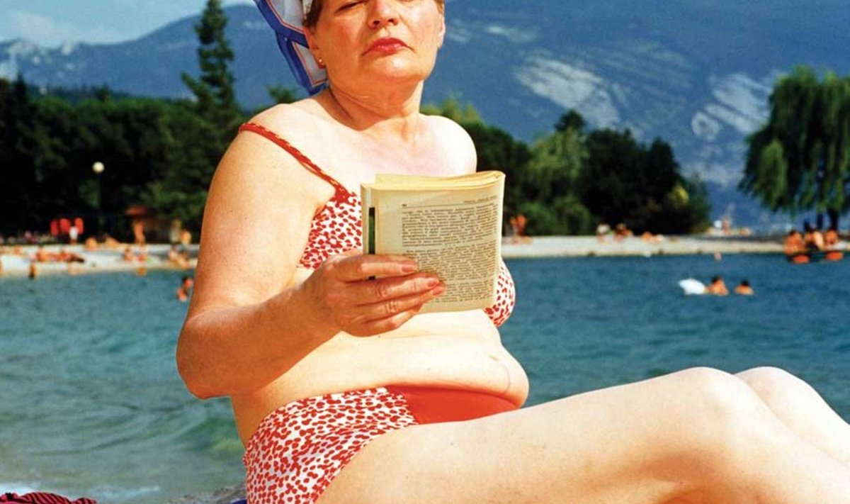 Itaalia, 1999: Stseen raamatuga Garda järve äärest. 