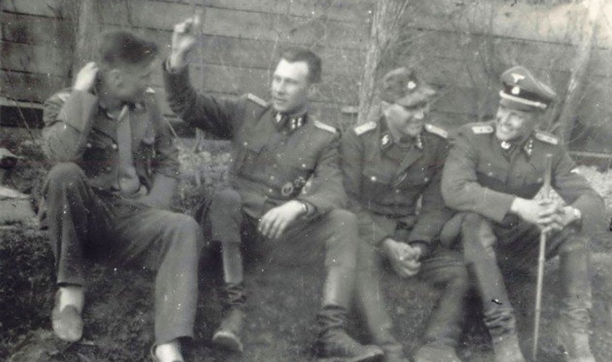 Harald Riipalu (vasakult teine) koos kaaslastega Narva rindel 1944. aasta kevadel. Toona löödi venelaste pealetung tagasi nii edukalt, et Riipalu võrdles jääl lebavate vaenlase laipade välja kevadise kesaga, millele on veetud sõnnikut. FOTO:  PETTER KJELLANDERI ERAKOGU