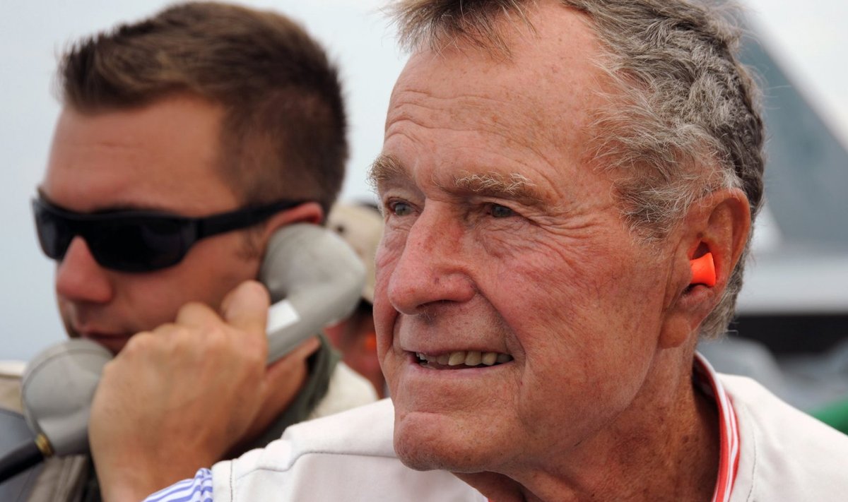 Endine president George H. W. Bush 2010. aastal külaskäigul sõjalaevastiku lennukikandjale USS George H.W. Bush.