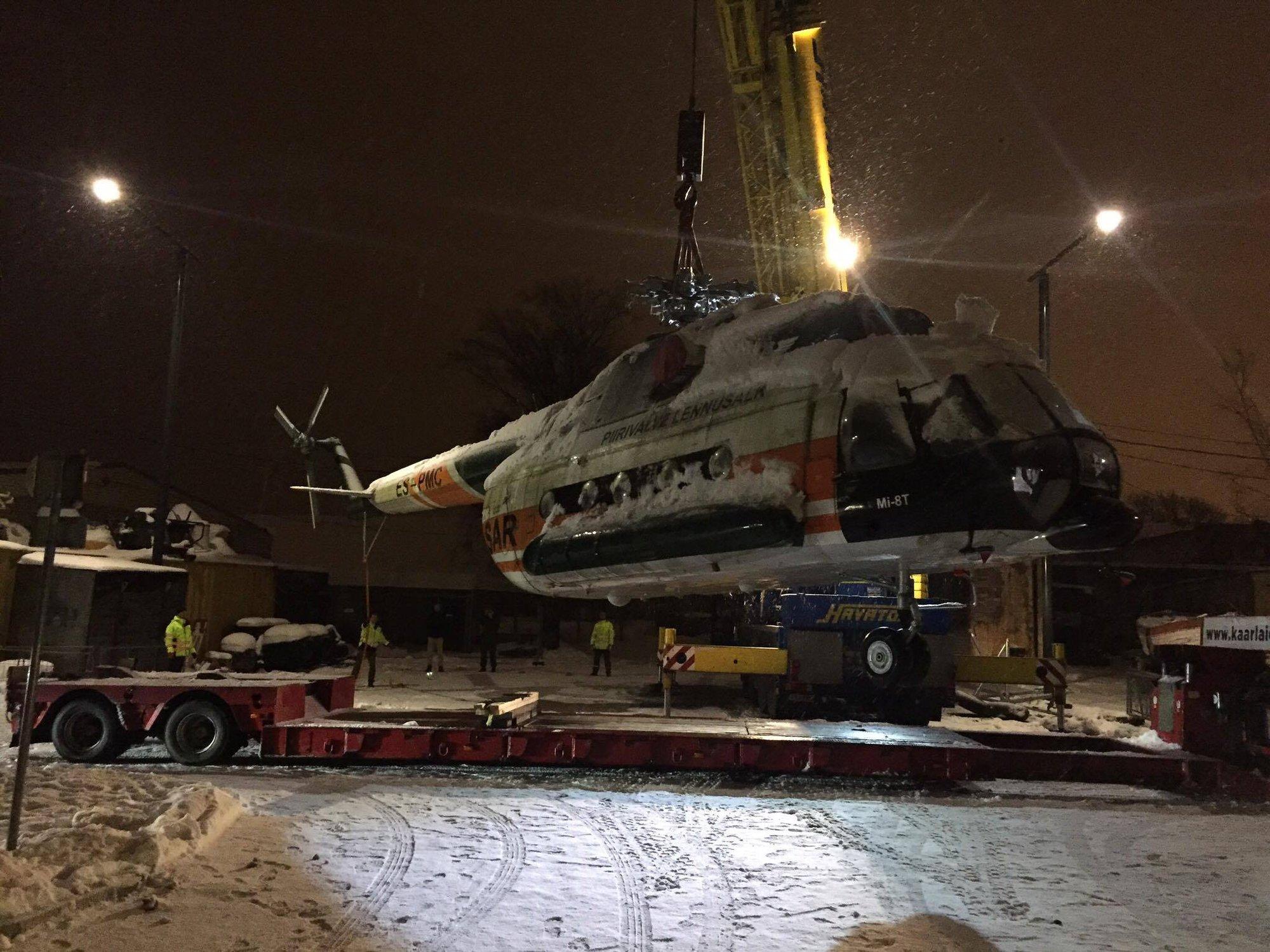 ФОТО: Ночью из Мурасте в Летную гавань транспортировали старый вертолет  пограохраны - Delfi RUS