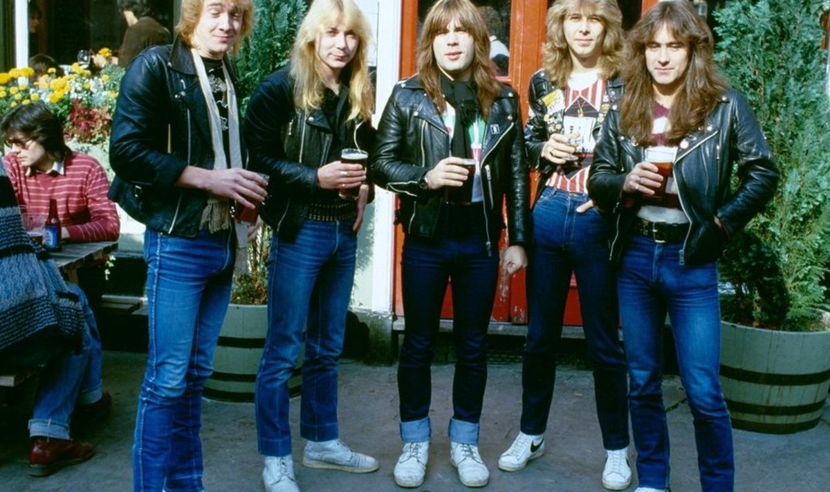 Clive Burr on pildil paremalt teine