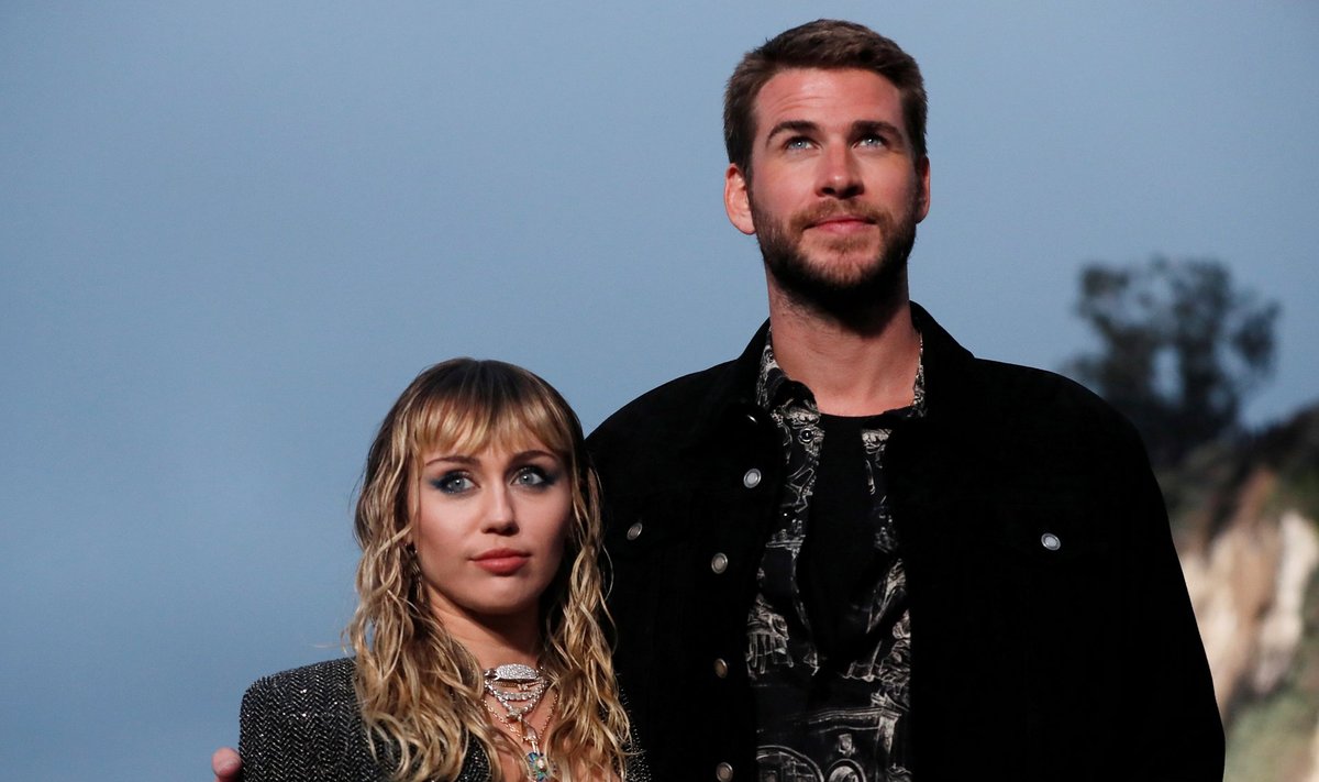 Miley Cyrus ja Liam Hemsworth look on at the Saint Laurent Men’s Spring/Summer 2020 fashion show at Paradise Cove beach in Malibu