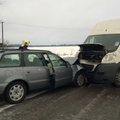 ФОТО DELFI: В Йыгевамаа водитель микроавтобуса с изношенной шиной стал виновником аварии