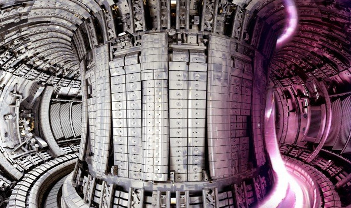 Roosakat plasmat kujutava arvutisimulatsiooniga kombineeritud foto Ühendkuningriigis asuva termotuumareaktori JET- i (Joint European Torus) sisemusest. (foto: EUROFUSION, euro-fusion.org)
