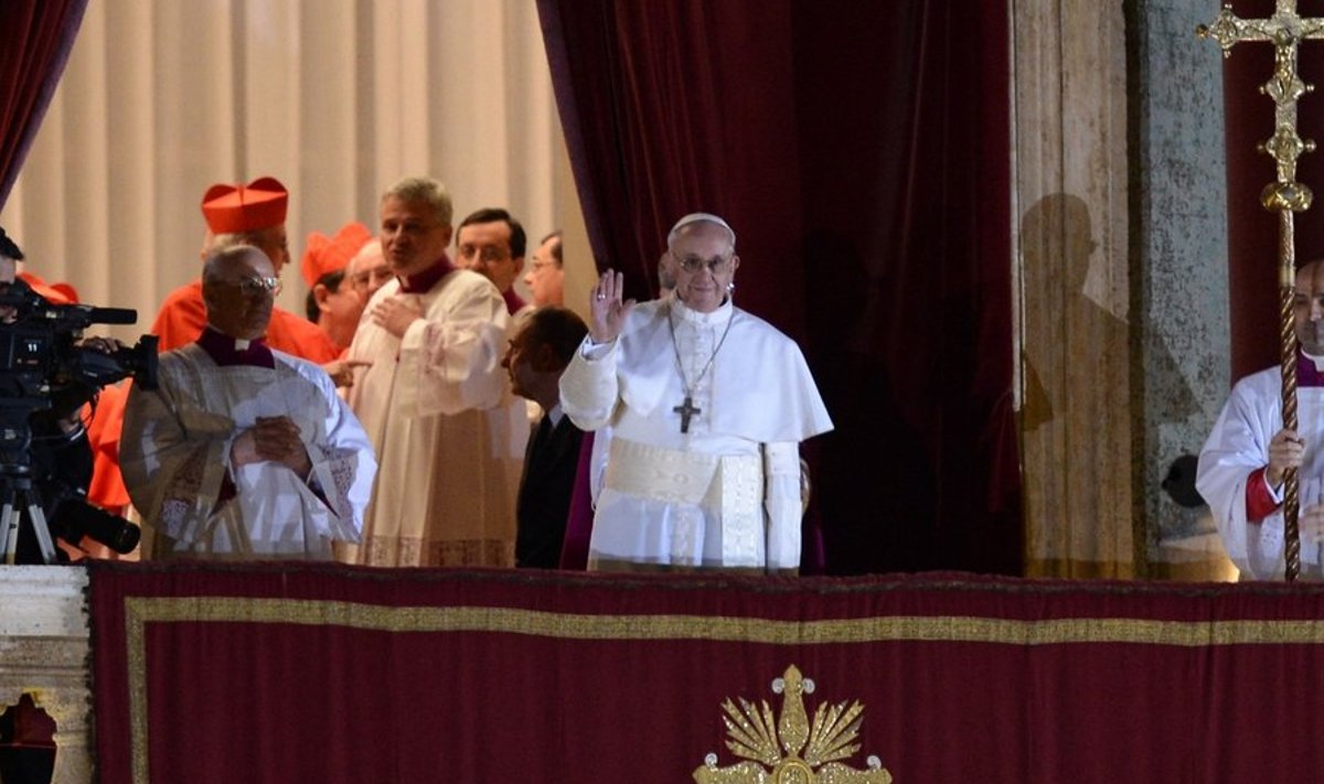 Jorge Mario Bergoglio Püha Peetruse basiilika rõdul esimest korda paavstina rahvast tervitamas