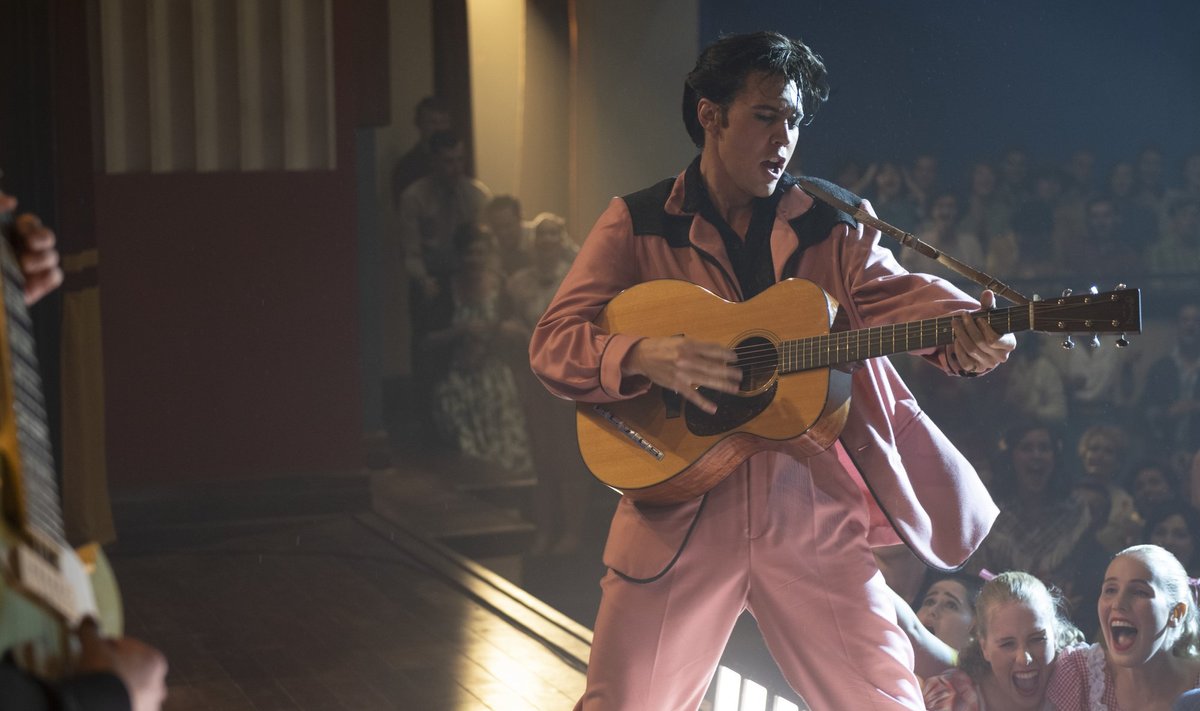 Nooruke Elvis (Austin Butler) ühel esimestest suurematest etteastetest. Erksad tantsuliigutused köitsid kohe neidude tähelepanu.