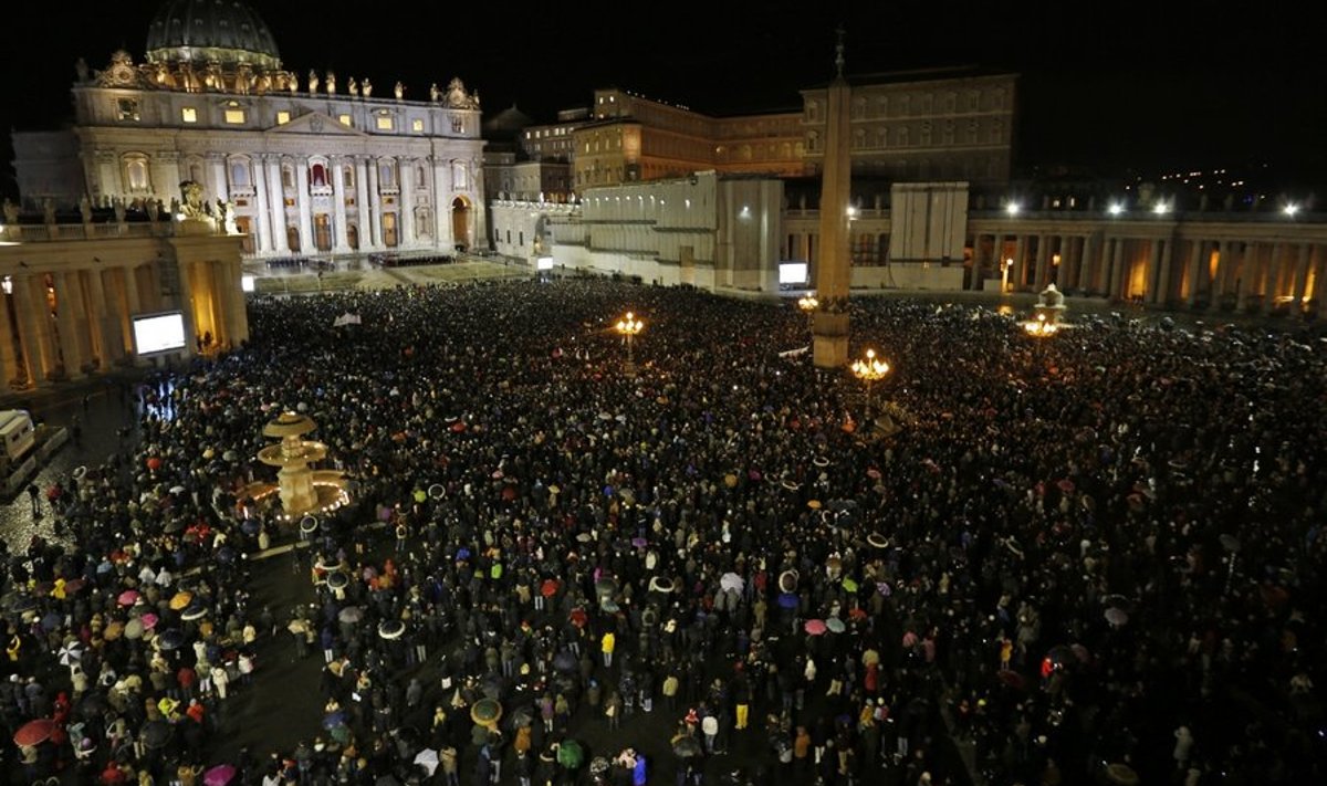 Püha Peetruse väljak paavsti valimise õhtul