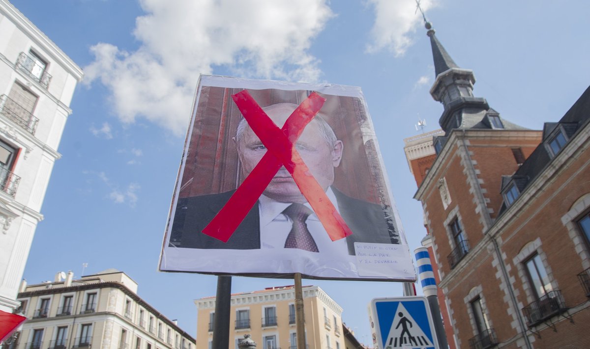 Spain: Demonstrators call for an end to the war in Ukraine