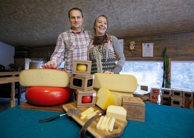Erika Pääbus ja Aivar Alviste töötlevad oma talupiima juustuks.