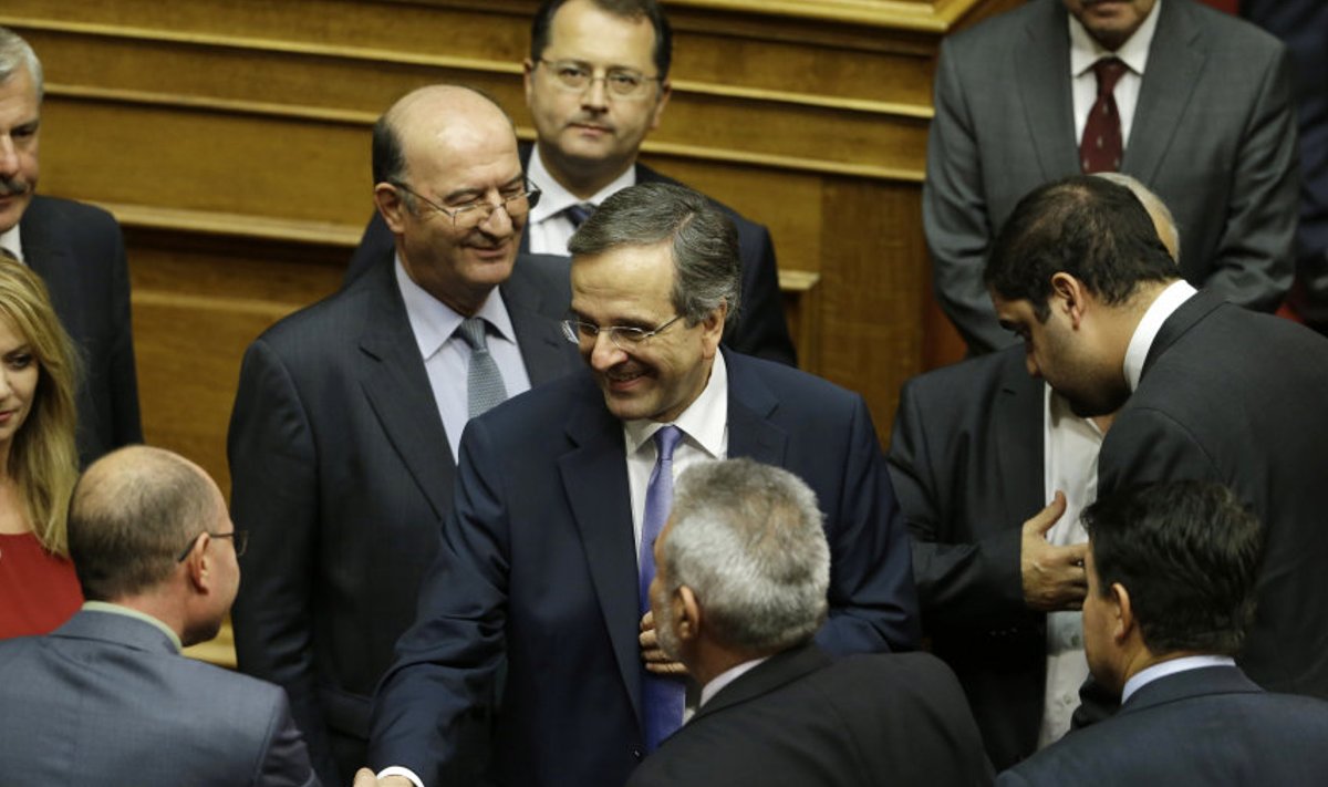 Antonis Samaras (keskel) eelarve kinnitamise järgselt õnnitlusi vastu võtmas.