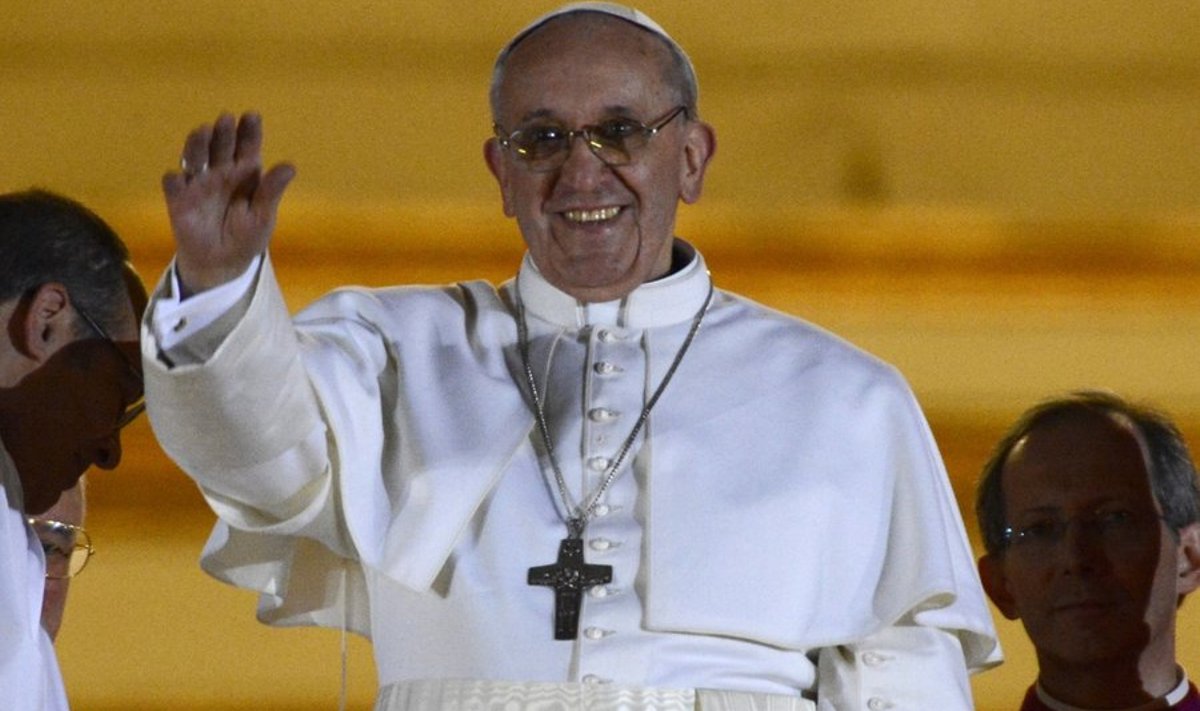 Paavst Franciscus I Püha Peetruse väljakul rahvast tervitamas