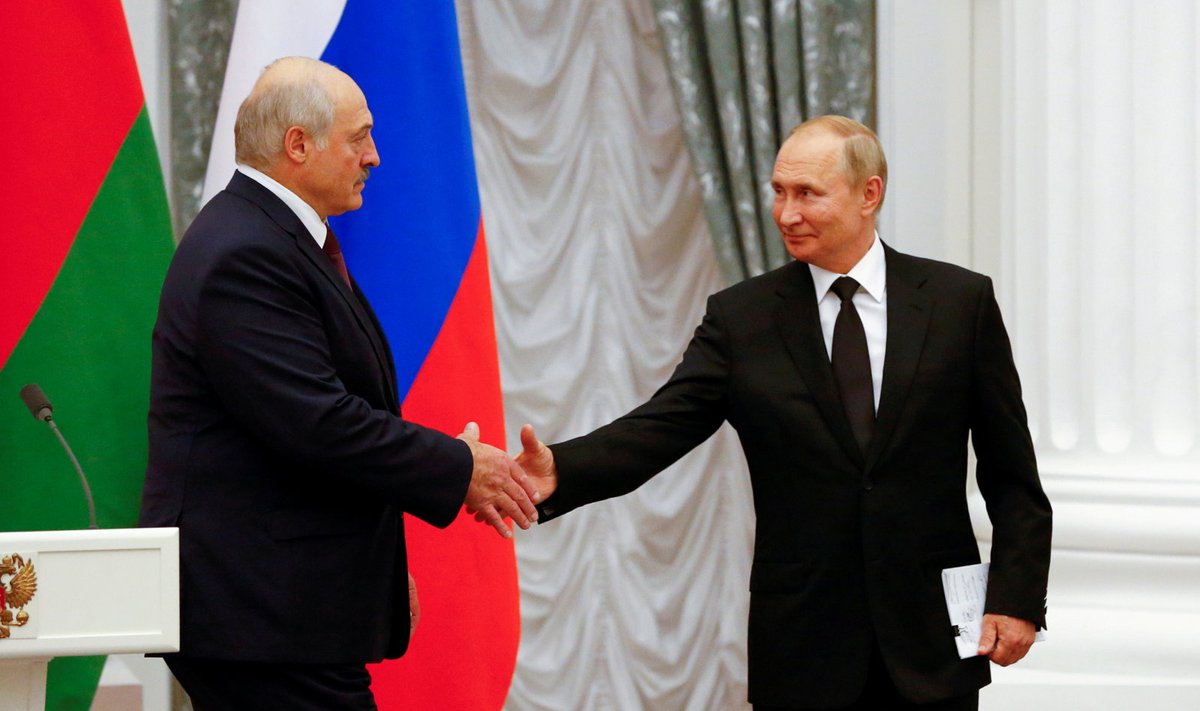 Venemaa president Vladimir Putin (paremal) lükkab tagasi väited, et riik aitab Valgevene tunnustamata presidendil Aleksandr Lukašenkol (vasakul) Poola piiril humanitaarkriisi korraldada.