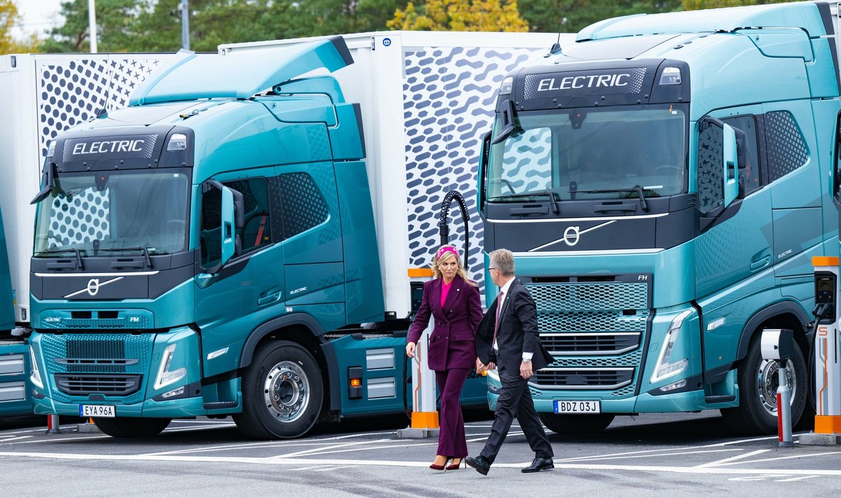 Madalmaade kuningas Willem-Alexander ja kuninganna Maxima 13. oktoobril 2022 Volvo elektrilisi veokeid uudistamas. 