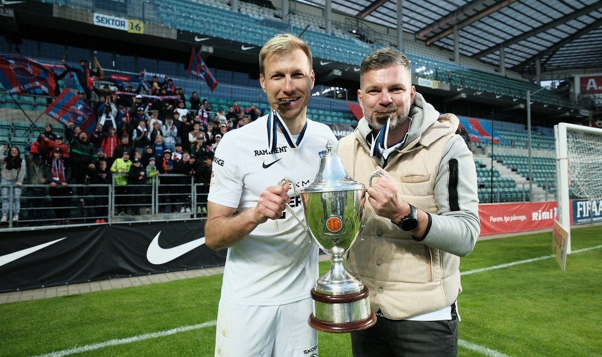 Ragnar Klavan koos Paide Linnameeskonna presidendi Veiko Veskimäega 2022. aasta Eesti karika võitu tähistamas.