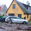 ФОТО| Странная цепная авария в Курессааре: Audi протаранил забор и три автомобиля, которые влетели в стену дома