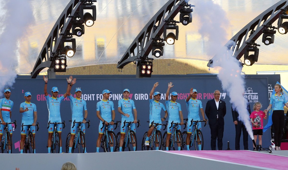 Astana meeskond Giro d`Italia esitlusel