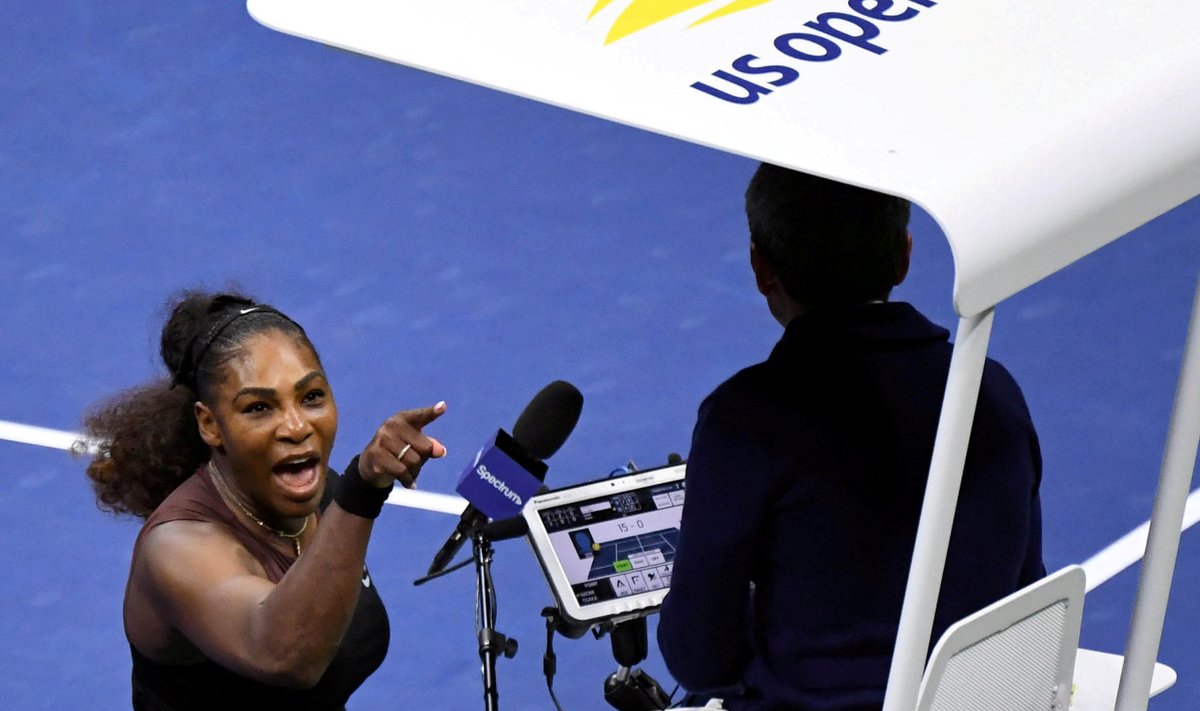 2018. aasta US Openi finaal. Mängu ajal treenerilt abi saanud Serena Williams sõimamas talle hoiatuse teinud pukikohtunikku.