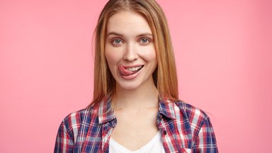 Держи за зубами: что такое техника мьюинг и как она поможет преобразить лицо?