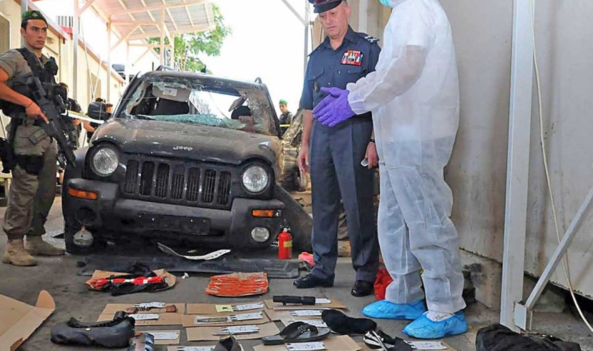 Kus on lunaraha? Politsei ekspert tutvustab kindral Rifile tapetud pantvangivõtjatelt leitud esemeid. (Notimex/AFP/Scanpix)