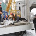 VIDEO: Töömehed jändasid Lasnamäe kiriku kellatorni ristiga mitu tundi