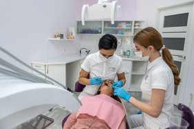 Счет за услуги стоматолога составил 100 евро вместо обещанных 40. Кто проверяет прейскурант платных медицинских услуг?