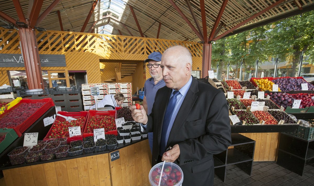 Minister Mart Järvik ja tema nõunik Maido Pajo Balti jaama turil maasikaid kontrollimas
