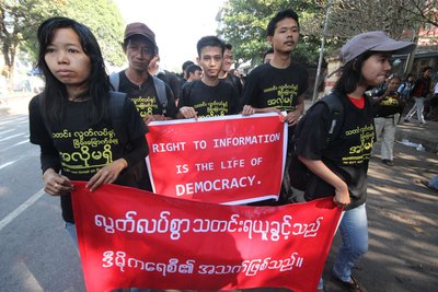 PROTEST: Kõik läheb paremaks, kuid päris vaba ajakirjandus Birmas endiselt pole.