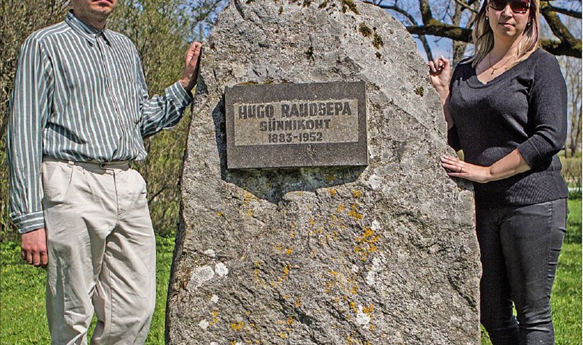 Reigo Tulk ja Elo Kasemaa kuulsa esivanema Hugo Raudsepa sünnikohta püstitatud mälestuskivi juures.