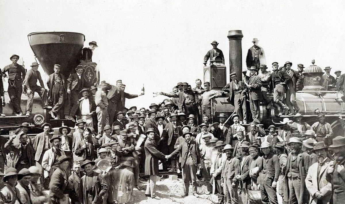Central Pacific Railroad alustas raudtee ehitamist Californiast ja liikus itta ning samal ajal alustas Union Pacific Railroad Mississippi jõe äärest ja suundus läände. Kaks raudteed kohtusid 10. mail 1869 Promontory Summitis – kohas, kus viimasesse liiprisse taoti kuldne nael. (Foto: Wikimedia Commons)