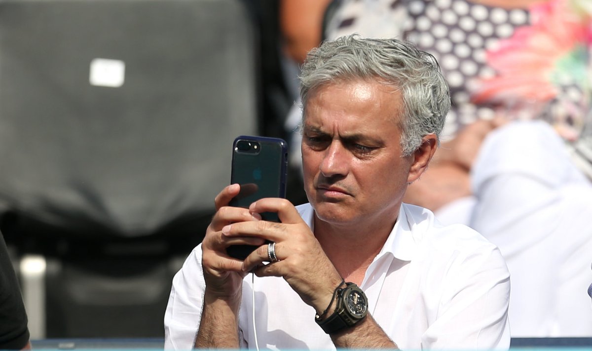 Jose Mourinho laupäeval Queen's Clubi tenniseväljakutel.