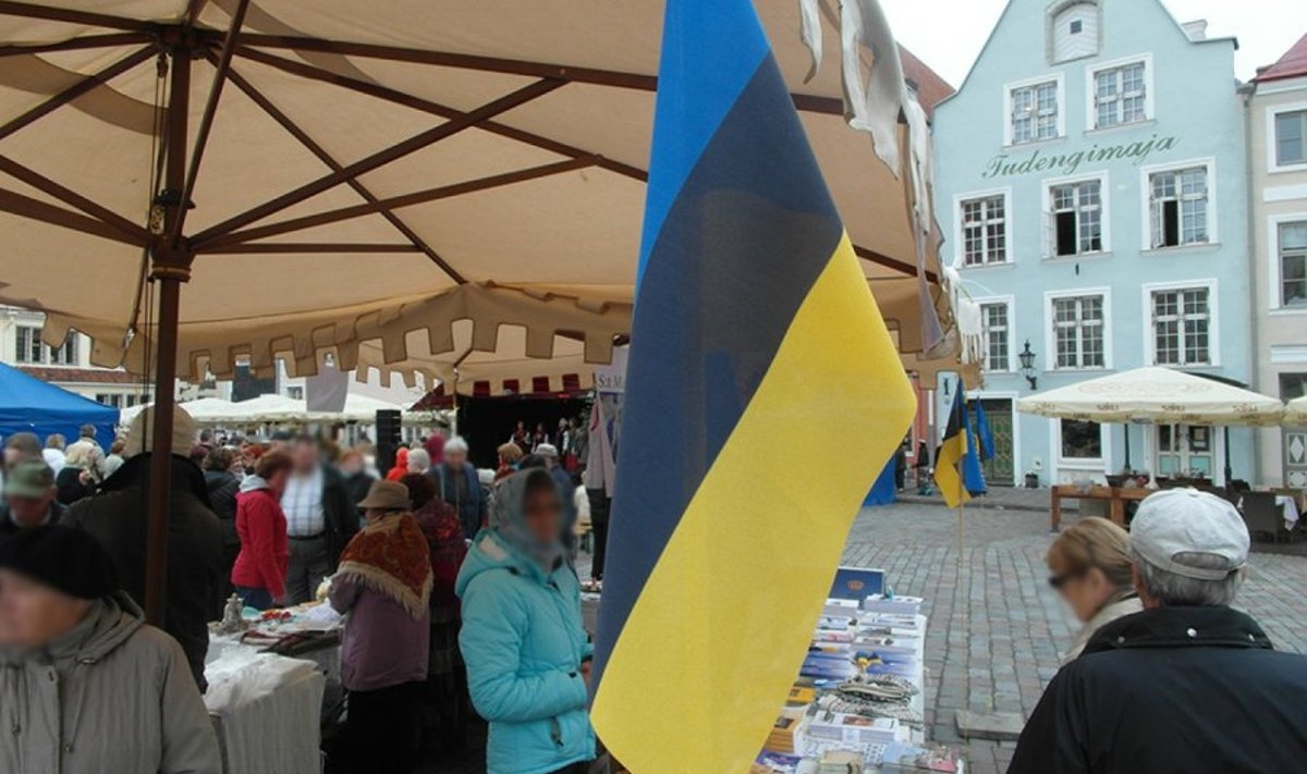 Sini-must-kollane lipp Raekoja platsil