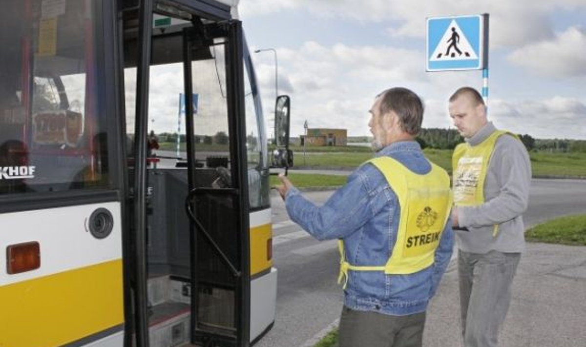 GO Bus Tartu bussijuhid Valev Muttik ja Erik Hanson kontrollisid teisipäeval Tartus Nõlvaku peatuses, et bussijuhid streigitingimusi täidaksid. (Foto: Raivo Tasso)