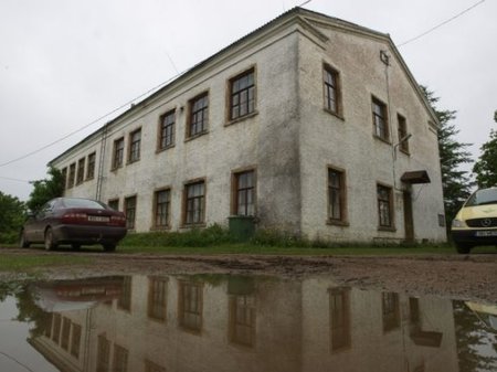 Algselt Vihula ministeeriumikooli nime kandnud Annikvere põhi­kooli hoone ehitati 1904. aastal talgute korras, külarahva kaasabil. (Foto: Arvi Kriis)
