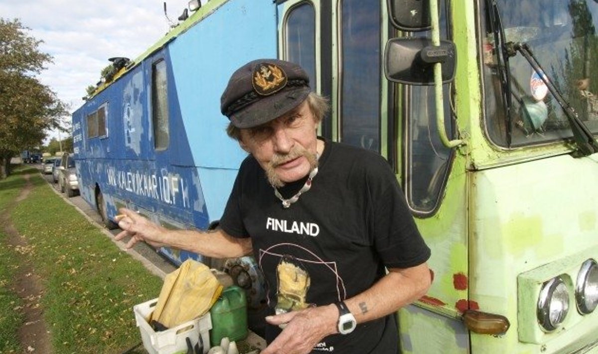 Maalikunstnik, keraamik, meremees, rändur ja filosoof Kalevi Kääriö peatus oma bussiga Meriväljal.