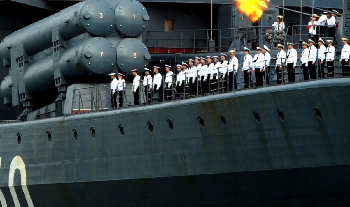 Udalõi-klassi suure allveetõrjelaeva Admiral Tšabanenko tervituspauk