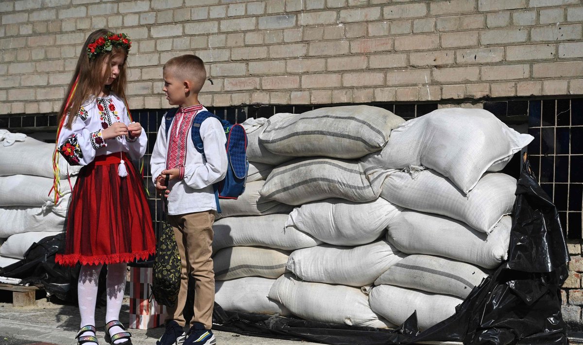 1. SEPTEMBER: Ka Ukrainas algas uus kooliaasta. Sõja ajal kindlustatakse koolimajad liivakottidega, foto on tehtud Lvivis.