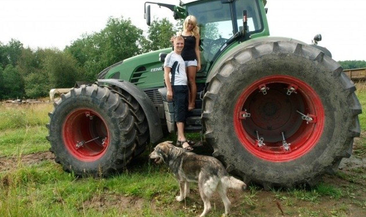 Tiit Soosaar (pildil koos  elukaaslase Kristinaga,  kellel on samuti magistrikraad) ostis noortaluniku toetuse abil Fendti traktori.