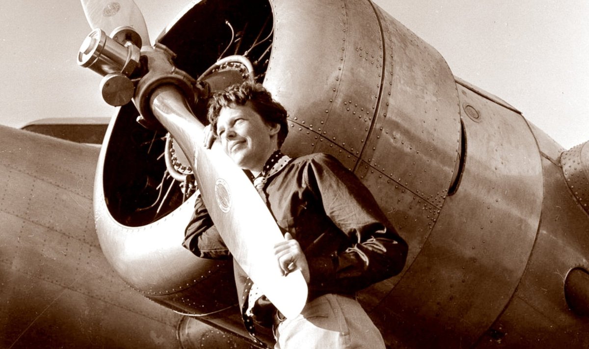 Amelia Earhart ümbermaa-ilmalennuks kohandatud lennukiga Lockheed Electra