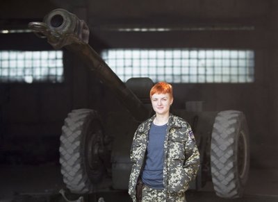 На фото: Гайка, специалист по гаубицам, воюющая на стороне пророссийского ополчения, в городе Макеевка.