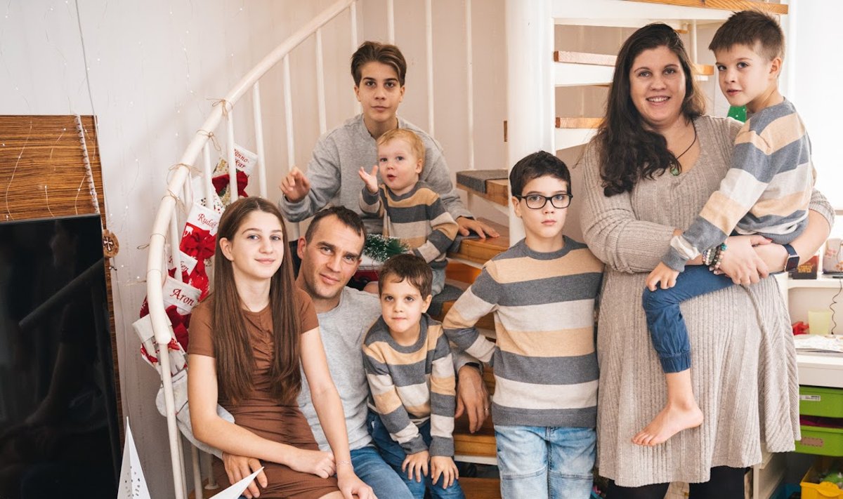 Kaheksaliikmeline perekond Kruusemaa veedab jõuluõhtu kodus. Ees (vasakult) Johanna, Rene, Aron, Rudolf, Anett ja Ruben, taga Rünno-Oskar ja Saimon.