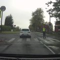 LUGEJA VIDEO: Vanem daam ja politseinik ülekäigurajal ei pane autot liikluseeskirju täitma